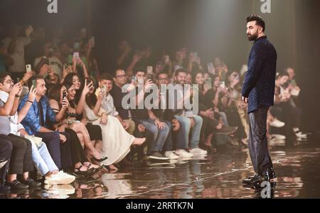 230729 -- NEW DELHI, 29. Juli 2023 -- der Bollywood-Schauspieler Ranbir Kapoor zeigt eine Kreation des indischen Designers Kunal Rawal während der FDCI India Couture Week 2023 in New Delhi, Indien, 28. Juli 2023. INDIA-NEW DELHI-FASHION SHOW-FDCI INDIA COUTURE WEEK JAVEDXDAR PUBLICATIONXNOTXINXCHN Stockfoto