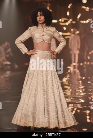 230729 -- NEU DELHI, 29. Juli 2023 -- Ein Modell zeigt eine Kreation des indischen Designers Kunal Rawal während der FDCI India Couture Week 2023 in Neu Delhi, Indien, 28. Juli 2023. INDIA-NEW DELHI-FASHION SHOW-FDCI INDIA COUTURE WEEK JAVEDXDAR PUBLICATIONXNOTXINXCHN Stockfoto