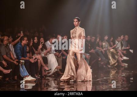 230729 -- NEU DELHI, 29. Juli 2023 -- Ein Modell zeigt eine Kreation des indischen Designers Kunal Rawal während der FDCI India Couture Week 2023 in Neu Delhi, Indien, 28. Juli 2023. INDIA-NEW DELHI-FASHION SHOW-FDCI INDIA COUTURE WEEK JAVEDXDAR PUBLICATIONXNOTXINXCHN Stockfoto