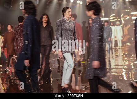 230729 -- NEU DELHI, 29. Juli 2023 -- Modelle zeigen Kreationen des indischen Designers Kunal Rawal während der FDCI India Couture Week 2023 in Neu Delhi, Indien, 28. Juli 2023. INDIA-NEW DELHI-FASHION SHOW-FDCI INDIA COUTURE WEEK JAVEDXDAR PUBLICATIONXNOTXINXCHN Stockfoto