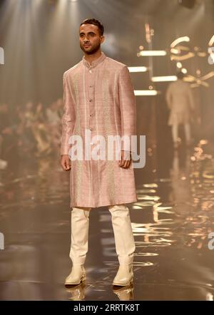 230729 -- NEU DELHI, 29. Juli 2023 -- Ein Modell zeigt eine Kreation des indischen Designers Kunal Rawal während der FDCI India Couture Week 2023 in Neu Delhi, Indien, 28. Juli 2023. INDIA-NEW DELHI-FASHION SHOW-FDCI INDIA COUTURE WEEK JAVEDXDAR PUBLICATIONXNOTXINXCHN Stockfoto