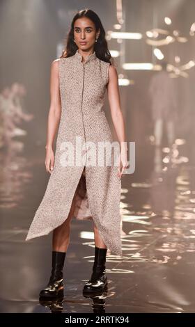 230729 -- NEU DELHI, 29. Juli 2023 -- Ein Modell zeigt eine Kreation des indischen Designers Kunal Rawal während der FDCI India Couture Week 2023 in Neu Delhi, Indien, 28. Juli 2023. INDIA-NEW DELHI-FASHION SHOW-FDCI INDIA COUTURE WEEK JAVEDXDAR PUBLICATIONXNOTXINXCHN Stockfoto