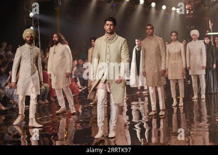 230729 -- NEU DELHI, 29. Juli 2023 -- Modelle zeigen Kreationen des indischen Designers Kunal Rawal während der FDCI India Couture Week 2023 in Neu Delhi, Indien, 28. Juli 2023. INDIA-NEW DELHI-FASHION SHOW-FDCI INDIA COUTURE WEEK JAVEDXDAR PUBLICATIONXNOTXINXCHN Stockfoto