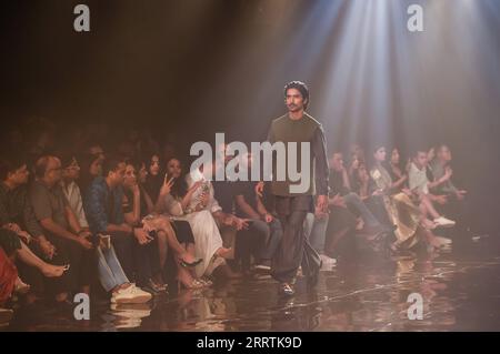 230729 -- NEU DELHI, 29. Juli 2023 -- Ein Modell zeigt eine Kreation des indischen Designers Kunal Rawal während der FDCI India Couture Week 2023 in Neu Delhi, Indien, 28. Juli 2023. INDIA-NEW DELHI-FASHION SHOW-FDCI INDIA COUTURE WEEK JAVEDXDAR PUBLICATIONXNOTXINXCHN Stockfoto