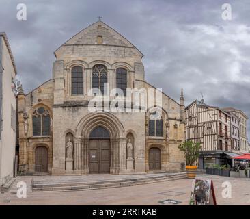 Chalons-en-Champagne, Frankreich - 09 01 2023: Blick auf die Fassade der Kirche Saint-Alpin Stockfoto