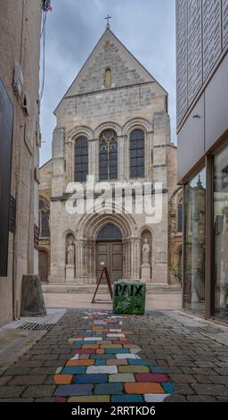 Chalons-en-Champagne, Frankreich - 09 01 2023: Blick auf die Fassade der Kirche Saint-Alpin Stockfoto