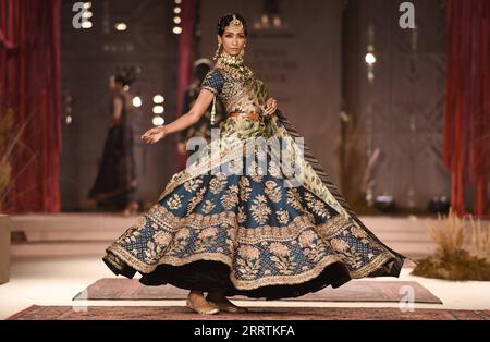 Entertainment Bilder des Tages 230729 -- NEU DELHI, 29. Juli 2023 -- Ein Modell zeigt eine Kreation während der FDCI India Couture Week 2023 in Neu Delhi, Indien, 28. Juli 2023. INDIA-NEW DELHI-FASHION SHOW-FDCI INDIA COUTURE WEEK JAVEDXDAR PUBLICATIONXNOTXINXCHN Stockfoto