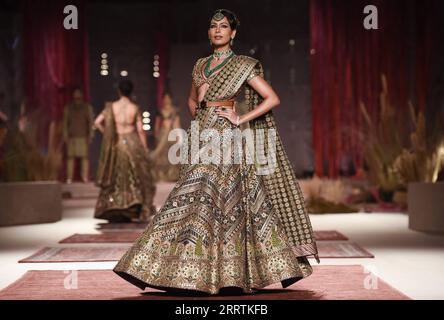 230729 -- NEU DELHI, 29. Juli 2023 -- Ein Modell zeigt eine Kreation während der FDCI India Couture Week 2023 in Neu Delhi, Indien, 28. Juli 2023. INDIA-NEW DELHI-FASHION SHOW-FDCI INDIA COUTURE WEEK JAVEDXDAR PUBLICATIONXNOTXINXCHN Stockfoto
