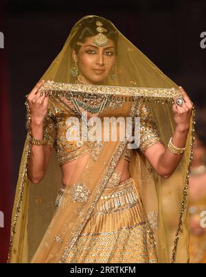230729 -- NEU DELHI, 29. Juli 2023 -- Ein Modell zeigt eine Kreation während der FDCI India Couture Week 2023 in Neu Delhi, Indien, 28. Juli 2023. INDIA-NEW DELHI-FASHION SHOW-FDCI INDIA COUTURE WEEK JAVEDXDAR PUBLICATIONXNOTXINXCHN Stockfoto
