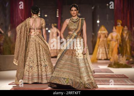 Bilder des Jahres 2023, Entertainment 07 Juli Entertainment Themen der Woche KW30 Entertainment Bilder des Tages 230729 -- NEW DELHI, 29. Juli 2023 -- Ein Modell zeigt eine Kreation während der FDCI India Couture Week 2023 in New Delhi, Indien, 28. Juli 2023. INDIA-NEW DELHI-FASHION SHOW-FDCI INDIA COUTURE WEEK JAVEDXDAR PUBLICATIONXNOTXINXCHN Stockfoto