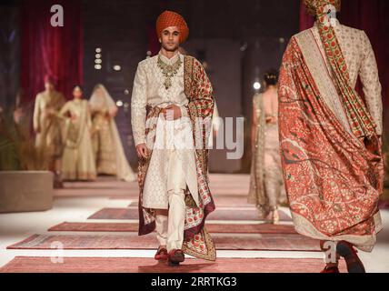 230729 -- NEU DELHI, 29. Juli 2023 -- Ein Modell zeigt eine Kreation während der FDCI India Couture Week 2023 in Neu Delhi, Indien, 28. Juli 2023. INDIA-NEW DELHI-FASHION SHOW-FDCI INDIA COUTURE WEEK JAVEDXDAR PUBLICATIONXNOTXINXCHN Stockfoto