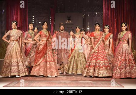 230729 -- NEW DELHI, 29. Juli 2023 -- Modelle zeigen Kreationen während der FDCI India Couture Week 2023 in New Delhi, Indien, 28. Juli 2023. INDIA-NEW DELHI-FASHION SHOW-FDCI INDIA COUTURE WEEK JAVEDXDAR PUBLICATIONXNOTXINXCHN Stockfoto