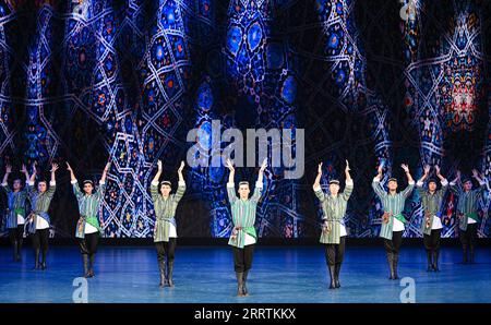 230730 -- ÜRÜMQI, 30. Juli 2023 -- Mitglieder der Tanztruppe des Uzbekistan National Grand Theatre Tumor treten während einer Gala mit dem Titel Our Common Home auf dem 6. China Xinjiang International Dance Festival in Ürümqi, Nordwestchinas Autonome Region Xinjiang Uygur, 24. Juli 2023 auf. Xinhua-Schlagzeilen: Globale Tänzer schwelgen in dem bezaubernden Xinjiang LixXiang PUBLICATIONxNOTxINxCHN Stockfoto