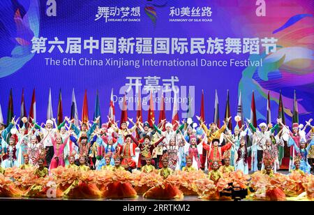 230730 -- ÜRÜMQI, 30. Juli 2023 -- dieses Foto, das am 20. Juli 2023 aufgenommen wurde, zeigt die Eröffnungszeremonie des 6. China Xinjiang International Dance Festivals in Ürümqi, der nordwestchinesischen autonomen Region Xinjiang Uygur. Xinhua-Schlagzeilen: Globale Tänzer schwelgen in dem bezaubernden Xinjiang HuxHuhu PUBLICATIONxNOTxINxCHN Stockfoto