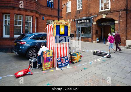 Professor P Temple's Punch and Judy Show auf dem Retford Market Square Stockfoto