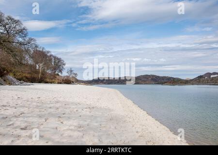 Silbersand von Morar, ungewöhnliche Strände mit weißem Sand und seichtes Wasser am ruhigen Südufer des River Morar, wunderschöne schottische Landschaft Stockfoto
