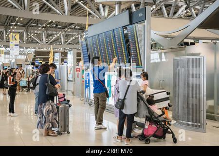 Bangkok, Thailand. 29. August 2023. Reisende werden beobachtet, wie auf einer Tafel die Abfahrtszeiten im internationalen Abflugterminal am Flughafen Suvarnabhumi in Bangkok angezeigt werden. Der Flughafen Suvarnabhumi ist der mainÂ International airportÂ servingÂ Bangkok, Â Thailand. Suvarnabhumi ist theÂ 17. Flugplatz der Welt, der elfthöchste Flugplatz Asiens und mit 60 Millionen Fluggästen im Jahr 2017 der am stärksten frequentierte Flugplatz des Landes und ist mit insgesamt 95 Fluggesellschaften auch aÂ wichtigster Luftfrachtflughafen. (Bild: © Nathalie Jamois/SOPA Images via ZUMA Press Wire) NUR REDAKTIONELLE VERWENDUNG! Nicht für Stockfoto