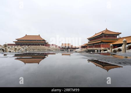 230731 -- PEKING, 31. Juli 2023 -- die Verbotene Stadt wird bei Regenfällen in Peking, der Hauptstadt Chinas, gesehen, 31. Juli 2023. Als die Stadt Peking in den letzten Tagen von Regenfällen heimgesucht wurde, blieb die Verbotene Stadt dank des soliden Drainagesystems frei von Überschwemmungen. Das System, das erstmals in der Ming-Dynastie von 1368 bis 1644 gebaut wurde, bewahrt noch immer alte Regengräben von bis zu 15 Kilometern Länge, von denen 13 Kilometer verborgen sind. Alle diese Gräben führen zum Inner Golden River, der mit dem umliegenden Graben außerhalb der Verbotenen Stadt sowie dem Outer Golden River und dem Zhonghai-Nanhai-Wasser verbunden ist Stockfoto