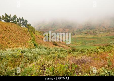 Malerischer Blick auf die afrikanische Landschaft mit Häusern und landwirtschaftlichen Bauernhöfen auf den Hügeln von den Uluguru-Bergen in Tansania Stockfoto