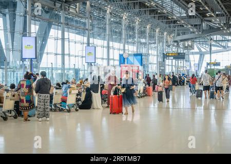Bangkok, Thailand. 29. August 2023. Reisende werden in der internationalen Abflughalle am Suvarnabhumi Airport in Bangkok gesehen. Der Flughafen Suvarnabhumi ist der mainÂ International airportÂ servingÂ Bangkok, Â Thailand. Suvarnabhumi ist theÂ 17. Flugplatz der Welt, der elfthöchste Flugplatz Asiens und mit 60 Millionen Fluggästen im Jahr 2017 der am stärksten frequentierte Flugplatz des Landes und ist mit insgesamt 95 Fluggesellschaften auch aÂ wichtigster Luftfrachtflughafen. (Bild: © Nathalie Jamois/SOPA Images via ZUMA Press Wire) NUR REDAKTIONELLE VERWENDUNG! Nicht für kommerzielle ZWECKE! Stockfoto