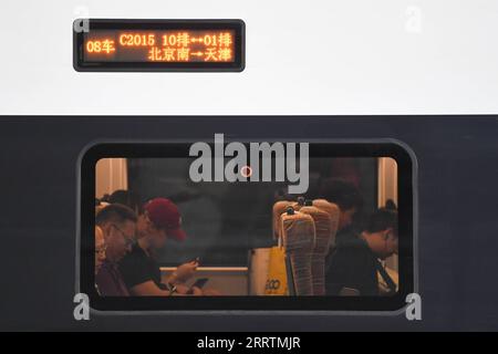 230801 -- PEKING, 1. Aug. 2023 -- Passagiere werden an Bord eines Zuges abgebildet, der auf der Intercity-Bahn Peking-Tianjin am Beijing South Railway Station in Peking, Hauptstadt von China, 1. Aug. 2023 verkehrt. Die Intercity-Bahn Peking-Tianjin feierte ihren 15. Jahrestag der Eröffnung am Dienstag. Als erste Hochgeschwindigkeitsbahn HSR mit einer planmäßigen Geschwindigkeit von 350 km/h in China beförderte die Intercity-Bahn Peking-Tianjin seit ihrer Inbetriebnahme insgesamt 340 Millionen Passagiere. Bis 2022 verfügte China über 42.000 km Betriebsstrecke, die weltweit den ersten Platz belegte, und die Länge der Hochgeschwindigkeitsstrecke Stockfoto