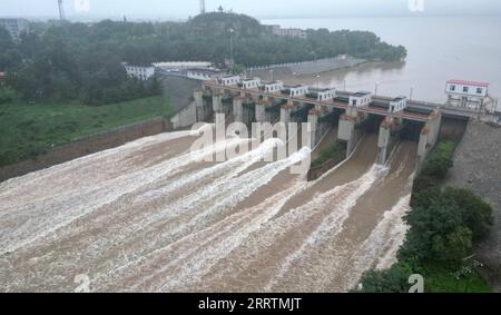 230801 -- PEKING, 1. Aug. 2023 -- dieses Luftbild vom 31. Juli 2023 zeigt das Wasser, das aus dem Huangbizhuang Reservoir im Luquan Bezirk Shijiazhuang, nordchinesische Provinz Hebei, strömt. Foto von /Xinhua Xinhua Schlagzeilen: China geht alles daran, gegen typhooninduzierte sintflutartige Regenfälle, Überschwemmungen BaixYunfei PUBLICATIONxNOTxINxCHN vorzugehen Stockfoto