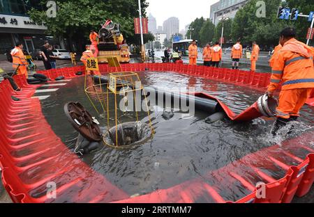 230801 -- PEKING, 1. August 2023 -- Arbeiter führen Entwässerungsarbeiten auf einer wassergesäumten Straße in Shijiazhuang, nordchinesische Provinz Hebei, 31. Juli 2023 durch. Xinhua Schlagzeilen: China geht alles daran, gegen Taifun-induzierte sintflutartige Regenfälle, Überschwemmungen YangxShiyao PUBLICATIONxNOTxINxCHN vorzugehen Stockfoto