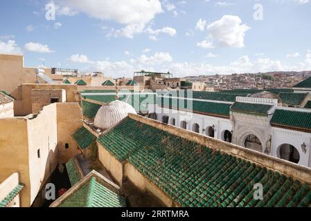 Fès, Marokko-06. november 2019: Marokkanische Stadtlandschaft mit alten Gebäuden und engen Gassen. Stockfoto