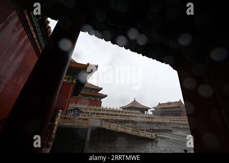 230731 -- PEKING, 31. Juli 2023 -- die Verbotene Stadt wird bei Regenfällen in Peking, der Hauptstadt Chinas, gesehen, 31. Juli 2023. Als die Stadt Peking in den letzten Tagen von Regenfällen heimgesucht wurde, blieb die Verbotene Stadt dank des soliden Drainagesystems frei von Überschwemmungen. Das System, das erstmals in der Ming-Dynastie von 1368 bis 1644 gebaut wurde, bewahrt noch immer alte Regengräben von bis zu 15 Kilometern Länge, von denen 13 Kilometer verborgen sind. Alle diese Gräben führen zum Inner Golden River, der mit dem umliegenden Graben außerhalb der Verbotenen Stadt sowie dem Outer Golden River und dem Zhonghai-Nanhai-Wasser verbunden ist Stockfoto