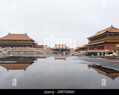 230731 -- PEKING, 31. Juli 2023 -- die Verbotene Stadt wird bei Regenfällen in Peking, der Hauptstadt Chinas, gesehen, 31. Juli 2023. Als die Stadt Peking in den letzten Tagen von Regenfällen heimgesucht wurde, blieb die Verbotene Stadt dank des soliden Drainagesystems frei von Überschwemmungen. Das System, das erstmals in der Ming-Dynastie von 1368 bis 1644 gebaut wurde, bewahrt noch immer alte Regengräben von bis zu 15 Kilometern Länge, von denen 13 Kilometer verborgen sind. Alle diese Gräben führen zum Inner Golden River, der mit dem umliegenden Graben außerhalb der Verbotenen Stadt sowie dem Outer Golden River und dem Zhonghai-Nanhai-Wasser verbunden ist Stockfoto