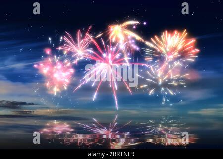 Wunderschönes Frohes Neujahrsfeuerwerk Im Himmel Mit Reflexionen Auf Dem Wasser. Stockfoto