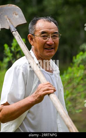 230803 -- TONGLIAO, 3. Aug. 2023 -- Bai Shun posiert für Fotos in Bulteger Gacha, Horqin Linker Flügel Hinteres Banner der Stadt Tongliao, Nordchina Innere Mongolei Autonome Region, 2. Aug. 2023. Bulteger Gacha, ein kleines Dorf in Horqin im linken Flügel hinter dem Banner der Stadt Tongliao, befand sich im Zentrum des Horqin Sandy Landes und litt früher unter Wüstenbildung. Seit 2002 hat Bai Shun, ein ortsansässiger mongolischer Bauer, seine Familie dazu gebracht, sich in diesem Dorf zu verwurzeln und sich der Kontrolle der Wüstenbildung zu widmen. Die Überlebensrate der gepflanzten Bäume war zu Beginn aufgrund fehlender Erfahrung und Fu niedrig Stockfoto