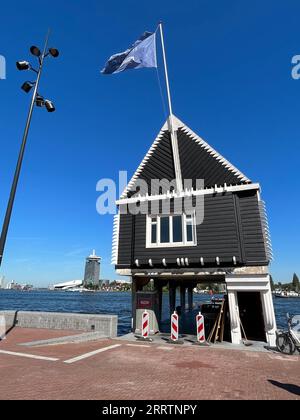 Amsterdam, Niederlande. 1. September 2023. Die alte Schiffsagentur auf dem IJ in Amsterdam. Hochwertige Fotos Stockfoto