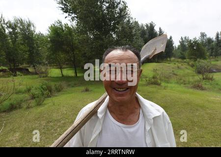 230803 -- TONGLIAO, 3. August 2023 -- Bai Shun posiert für Fotos in dem Wald, den er in Bulteger Gacha gepflanzt hat, Horqin Linker Flügel Hinteres Banner der Stadt Tongliao, Nordchina Innere Mongolei Autonome Region, 2. August 2023. Bulteger Gacha, ein kleines Dorf in Horqin im linken Flügel hinter dem Banner der Stadt Tongliao, befand sich im Zentrum des Horqin Sandy Landes und litt früher unter Wüstenbildung. Seit 2002 hat Bai Shun, ein ortsansässiger mongolischer Bauer, seine Familie dazu gebracht, sich in diesem Dorf zu verwurzeln und sich der Kontrolle der Wüstenbildung zu widmen. Die Überlebensrate der gepflanzten Bäume war zu Beginn aufgrund von niedrig Stockfoto