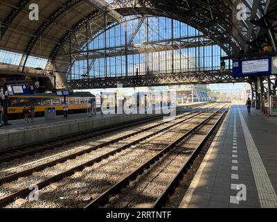 Amsterdam, Niederlande. September 2023. Die Züge am Hauptbahnhof in Amsterdam. Hochwertige Fotos Stockfoto