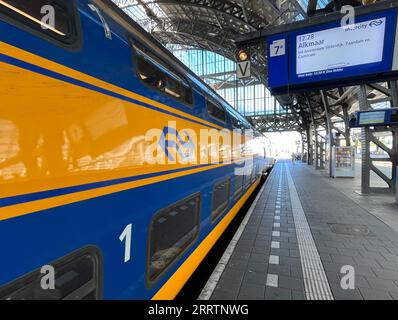 Amsterdam, Niederlande. September 2023. Die Züge am Hauptbahnhof in Amsterdam. Hochwertige Fotos Stockfoto