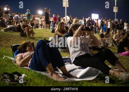 230804 -- TEL AVIV, 4. Aug. 2023 -- am 3. Aug. 2023 sehen die Menschen die Oper Madama Butterfly im Yarkon Park in Tel Aviv, Israel. Die israelische Oper feierte am Donnerstag den 20. Jahrestag der Tradition der Oper im Park mit Puccinis Madama Butterfly im Yarkon Park. ISRAEL-TEL AVIV-YARKON PARK-OPERA CHENXJUNQING PUBLICATIONXNOTXINXCHN Stockfoto