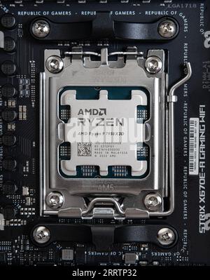 AMD Ryzen 9 7950X3D Prozessor Nahaufnahme im Mainboard-Sockel installiert. Studio-Aufnahme. Stockfoto