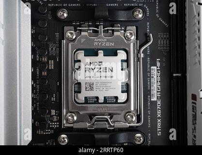 AMD Ryzen 9 7950X3D Prozessor Nahaufnahme im Mainboard-Sockel installiert. Studio-Aufnahme. Stockfoto