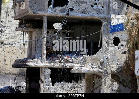 230805 -- BEIRUT, 5. Aug. 2023 -- dieses Foto vom 4. Aug. 2023 zeigt ein Gebäude, das bei bewaffneten Auseinandersetzungen im palästinensischen Flüchtlingslager Ain Al-Helweh in Sidon, Südlibanon, beschädigt wurde. Seit dem frühen Sonntagmorgen sind im Lager Ain Al-Helweh mehrere bewaffnete Auseinandersetzungen zwischen Fatah-Mitgliedern und islamischen Militanten ausgebrochen, bei denen mindestens 11 Menschen getötet und 40 weitere verletzt wurden. Foto von /Xinhua LIBANON-FLÜCHTLINGSLAGER-BEWAFFNETE ZUSAMMENSTÖSSE AlixHashisho PUBLICATIONxNOTxINxCHN Stockfoto