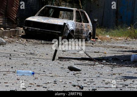 230805 -- BEIRUT, 5. Aug. 2023 -- dieses Foto vom 4. Aug. 2023 zeigt ein Auto, das bei bewaffneten Zusammenstößen im palästinensischen Flüchtlingslager Ain Al-Helweh in Sidon, Südlibanon, niedergebrannt ist. Seit dem frühen Sonntagmorgen sind im Lager Ain Al-Helweh mehrere bewaffnete Auseinandersetzungen zwischen Fatah-Mitgliedern und islamischen Militanten ausgebrochen, bei denen mindestens 11 Menschen getötet und 40 weitere verletzt wurden. Foto von /Xinhua LIBANON-FLÜCHTLINGSLAGER-BEWAFFNETE ZUSAMMENSTÖSSE AlixHashisho PUBLICATIONxNOTxINxCHN Stockfoto