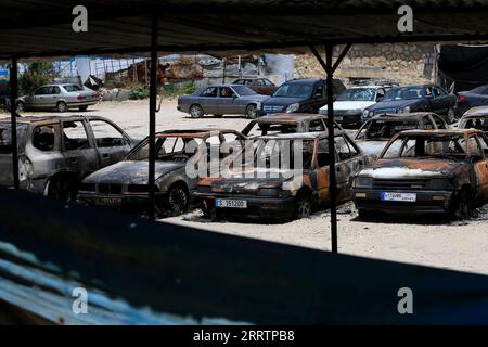 230805 -- BEIRUT, 5. Aug. 2023 -- dieses Foto vom 4. Aug. 2023 zeigt Autos, die bei bewaffneten Auseinandersetzungen im palästinensischen Flüchtlingslager Ain Al-Helweh in Sidon, Südlibanon, niedergebrannt wurden. Seit dem frühen Sonntagmorgen sind im Lager Ain Al-Helweh mehrere bewaffnete Auseinandersetzungen zwischen Fatah-Mitgliedern und islamischen Militanten ausgebrochen, bei denen mindestens 11 Menschen getötet und 40 weitere verletzt wurden. Foto von /Xinhua LIBANON-FLÜCHTLINGSLAGER-BEWAFFNETE ZUSAMMENSTÖSSE AlixHashisho PUBLICATIONxNOTxINxCHN Stockfoto