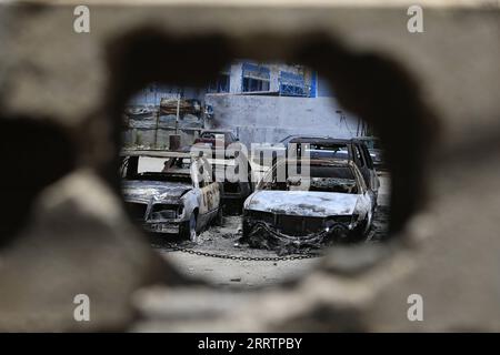 230805 -- BEIRUT, 5. Aug. 2023 -- dieses Foto vom 4. Aug. 2023 zeigt Autos, die bei bewaffneten Auseinandersetzungen im palästinensischen Flüchtlingslager Ain Al-Helweh in Sidon, Südlibanon, niedergebrannt wurden. Seit dem frühen Sonntagmorgen sind im Lager Ain Al-Helweh mehrere bewaffnete Auseinandersetzungen zwischen Fatah-Mitgliedern und islamischen Militanten ausgebrochen, bei denen mindestens 11 Menschen getötet und 40 weitere verletzt wurden. Foto von /Xinhua LIBANON-FLÜCHTLINGSLAGER-BEWAFFNETE ZUSAMMENSTÖSSE AlixHashisho PUBLICATIONxNOTxINxCHN Stockfoto