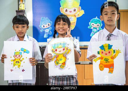 230806 -- SAMUT SAKHON, 6. August 2023 -- Schüler der Samchaiwitaedsuksa Schule zeigen die gemalten Maskottchen der Asienspiele in Hangzhou in Samut Sakhon, Thailand, 4. August 2023. SPTHAILAND-SAMUT SAKHON-STUDENTS-HANGZHOU ASIATISCHE SPIELE-MASKOTTCHEN WANGXTENG PUBLICATIONXNOTXINXCHN Stockfoto
