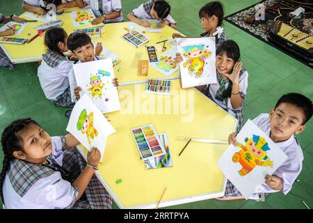 230806 -- SAMUT SAKHON, 6. August 2023 -- Schüler der Samchaiwitaedsuksa Schule zeigen die gemalten Maskottchen der Asienspiele in Hangzhou in Samut Sakhon, Thailand, 4. August 2023. SPTHAILAND-SAMUT SAKHON-STUDENTS-HANGZHOU ASIATISCHE SPIELE-MASKOTTCHEN WANGXTENG PUBLICATIONXNOTXINXCHN Stockfoto