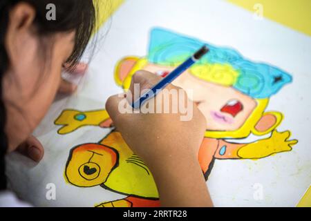 230806 -- SAMUT SAKHON, 6. August 2023 -- Ein Schüler der Samchaiwitaedsuksa-Schule zeichnet ein Maskottchen der Asienspiele in Hangzhou in Samut Sakhon, Thailand, 4. August 2023. SPTHAILAND-SAMUT SAKHON-STUDENTS-HANGZHOU ASIATISCHE SPIELE-MASKOTTCHEN WANGXTENG PUBLICATIONXNOTXINXCHN Stockfoto