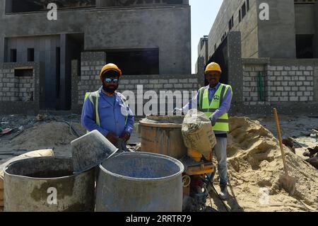 230807 -- GOUVERNEMENT AHMADI, 7. August 2023 -- Arbeiter werden auf der Baustelle eines Wohnungsprojekts gesehen, das von chinesischen Unternehmen im Gouvernement Ahmadi, Kuwait, am 6. August 2023 durchgeführt wurde. Das Wohnprojekt, das gemeinsam von der Power Construction Corporation of China PowerChina und der China Railway Group Limited CREC gebaut wurde, befindet sich in der Provinz Ahmadi. Mit 597 Wohngebäuden und Geschäften sowie anderen Infrastrukturbauten beträgt die Gesamtfläche etwa 630.000 Quadratmeter. Das Projekt soll 2024 abgeschlossen werden. KUWAIT-AHMADI GOUVERNEMENT-WOHNUNGSBAUPROJEKT-CHINESISCHER CO Stockfoto