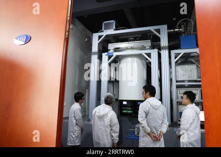 230808 -- HEFEI, 8. August 2023 -- Peng Chengzhi 2nd L und seine Kollegen sprechen über ihre Forschung vor dem Zuchongzhi 2, einem 66-Qbit programmierbaren Quantencomputer-System, im Shanghai Research Center for Quantum Science in Shanghai, 22. Juli 2023. Peng Chengzhi, geboren 1976, hat mehrere Berufspositionen inne: Professor und Doktorandin an der University of Science and Technology of China USTC, Chefwissenschaftler von QuantumCTek Co., Ltd. Und Chefingenieur des wissenschaftlichen Anwendungssystems von Micius, dem weltweit ersten Quantenkommunikationssatelliten. Peng begann es Stockfoto