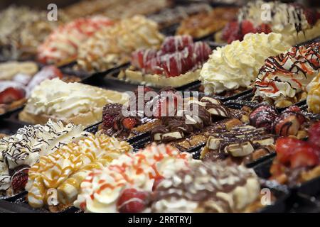 Verschiedene belgische Waffeln mit Obst, Schokolade und mehr Stockfoto