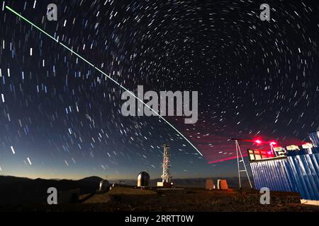 230808 -- HEFEI, 8. August 2023 -- dieses zusammengesetzte Foto, das am 9. Dezember 2016 aufgenommen wurde, zeigt eine Satelliten-Erde-Verbindung zwischen dem Quantensatelliten Micius und der Experimentierplattform für Quantenteleportation in Ali, der südwestlichen chinesischen Autonomen Region Tibet. Peng Chengzhi, geboren 1976, hat mehrere Berufspositionen inne: Professor und Doktorandin an der University of Science and Technology of China USTC, Chefwissenschaftler von QuantumCTek Co., Ltd. Und Chefingenieur des wissenschaftlichen Anwendungssystems von Micius, dem weltweit ersten Quantenkommunikationssatelliten. Peng nahm an der Veranstaltung Teil Stockfoto